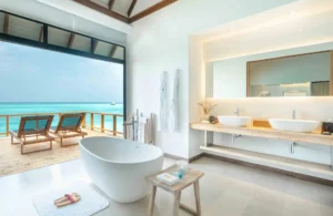 Malediven Hotel Fushifaru Badezimmer Pool Water Villa 1 - Malediven-Hotel-Fushifaru-Badezimmer-Pool-Water-Villa-1.webp