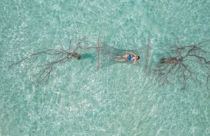 Malediven Hotel Fushifaru SandbankWomen - Malediven-Hotel-Fushifaru-SandbankWomen.webp