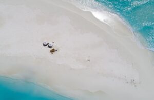 Malediven Hotel Soneva Fushi Sandbank Aerial 2 - Malediven-Hotel-Soneva-Fushi-Sandbank-Aerial-2.jpg